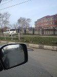 Внедорожник врезался в забор школы в Корсакове, Фото: 6