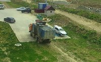 Водитель мусоровоза проложил дорогу через газон к жилым домам в Дальнем, Фото: 1