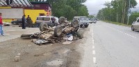 Водитель чудом выжил в перевернувшемся в Долинске автомобиле, Фото: 2