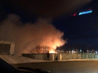 Барак горит в Корсакове на улице Флотской, Фото: 1
