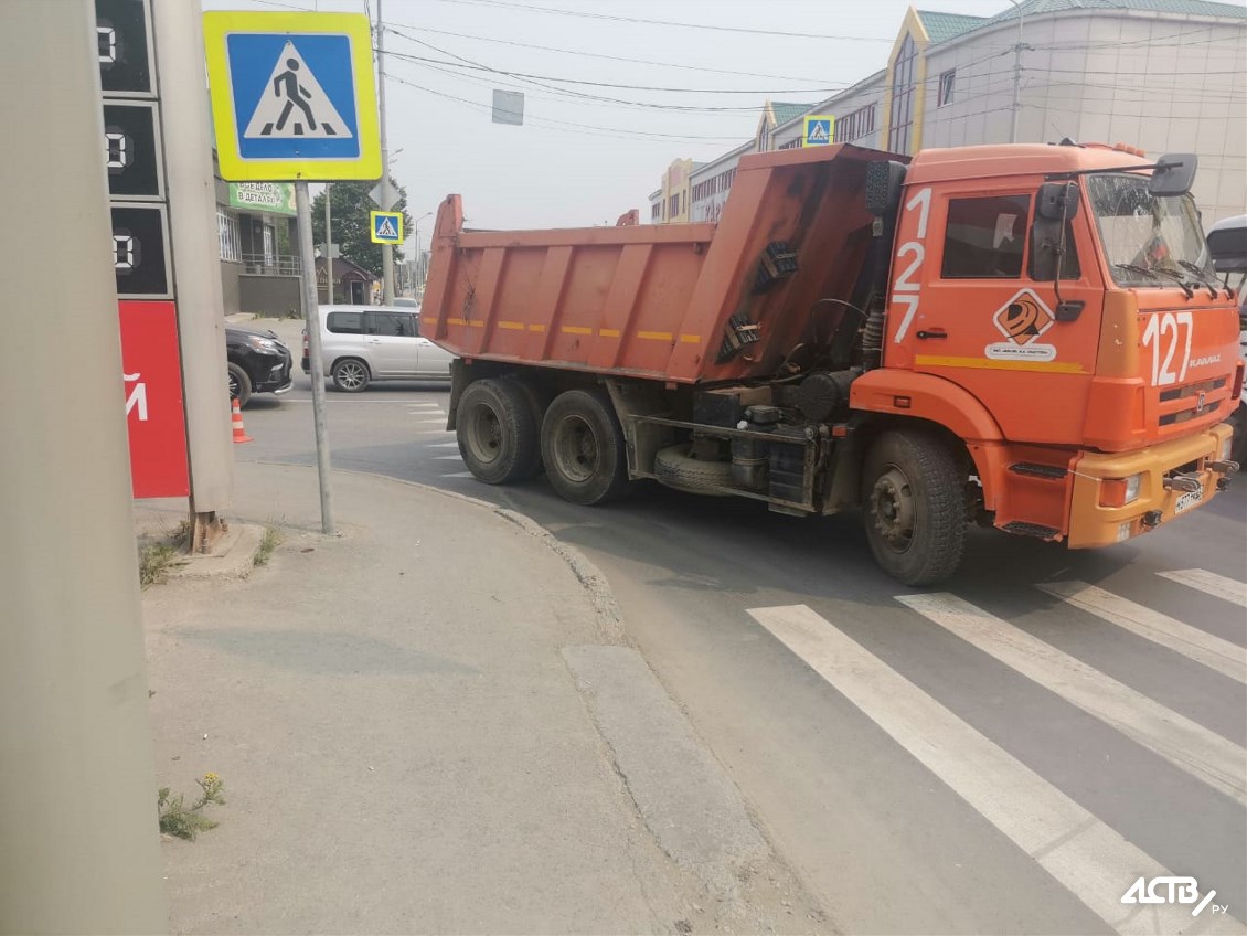 В Южно-Сахалинске КамАЗ сбил женщину - Новости Сахалинской области.  Происшествия – Фотогалерея, фото 2 - ASTV.ru