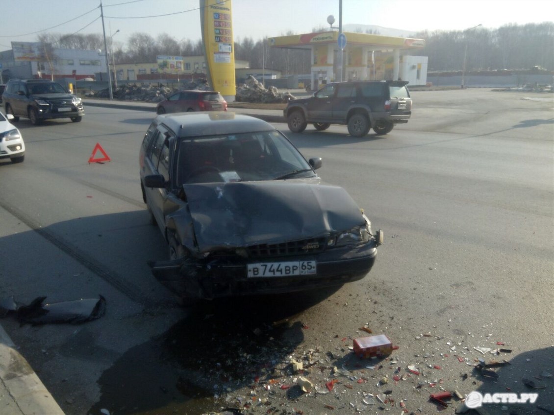 "Тойоту" занесло на автодороге в Южно-Сахалинске