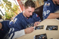 За автографами к хоккеистам «Сахалина» выстроилась очередь в 150 человек, Фото: 29