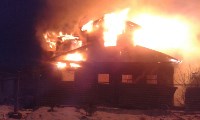 Двухэтажный дом горит в Южно-Сахалинске, Фото: 1