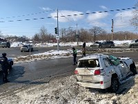 Lexus искорёжило после встречи с двумя столбами в Южно-Сахалинске, Фото: 4
