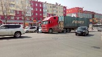 Такси столкнулось с грузовиком в Южно-Сахалинске , Фото: 3