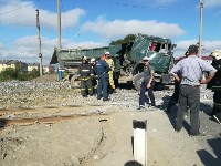 Поезд сбил КамАЗ в Южно-Сахалинске, Фото: 2