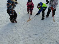 Мамы детсадовцев устроили хоккейную битву на главной площади Томари, Фото: 7