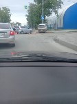 Микроавтобус Toyota Hiace влетел в столб после столкновения с Honda Fit в Южно-Сахалинске, Фото: 4