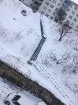 Жители Холмска вынуждены рисковать и карабкаться по заметенной снегом лестнице, Фото: 4