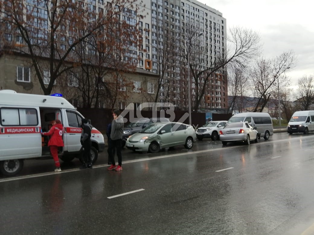 Массовое ДТП в Южно-Сахалинске: таксист вылетел на встречку и подбил три  автомобиля - Новости Сахалинской области. Происшествия – Фотогалерея, фото  2 - ASTV.ru