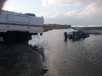 Внедорожник с пассажирами застрял по среди реки на Курилах, Фото: 8