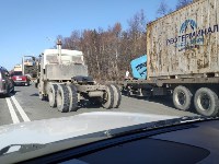 Оторвавшийся от тягача прицеп снес с дороги автовышку на въезде в Южно-Сахалинск, Фото: 3