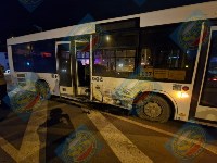 Жёстко размотало: седан и автобус столкнулись на перекрёстке в Южно-Сахалинске, Фото: 8