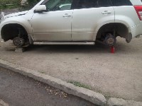 Шины порезали у машин в Углегорске, Фото: 2