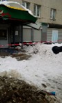В центре Южно-Сахалинска дом огородили только после того, как крыши рухнули снежные глыбы, Фото: 3