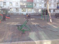 Жители Макарова боятся отпускать детей играть на площадке с безопасным покрытием , Фото: 5