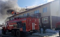 Крыша многоквартирного дома горит в селе Красная Тымь, Фото: 3