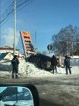 Легковушка влетела в стенд автозаправки на окраине Южно-Сахалинска , Фото: 4