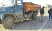Toyota Wish и грузовик столкнулись в Южно-Сахалинске, Фото: 3
