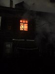 Расселённый двухэтажный дом полыхал в Тымовском, Фото: 1