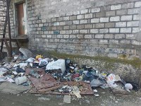 Жители дома в Корсакове загадили двор выбрасывая мусор из окон, Фото: 3