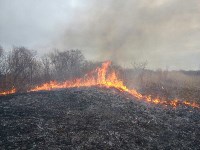 Пожарным пришлось тушить траву в полях у Южно-Сахалинска, Фото: 2
