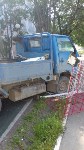 В Корсакове грузовик без водителя протаранил детскую площадку, Фото: 3