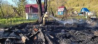 Один дом сгорел, второй пострадал: крупный пожар тушили в СНТ в Холмском районе, Фото: 3