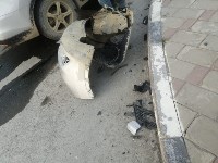 Автомобиль вылетел на тротуар после ДТП в Южно-Сахалинске, Фото: 2