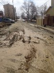 Автомобили вязнут и теряют бамперы на улице Комсомольской в Южно-Сахалинске, Фото: 1