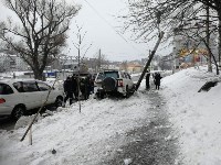 Внедорожник врезался в столб в Корсакове, Фото: 2