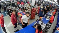 Подозреваемого в краже одежды из магазина ищут в Южно-Сахалинске, Фото: 2