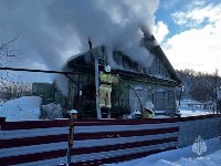 Жилой дом горит в Александровске-Сахалинском, Фото: 1