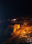 Крыша пятиэтажного дома горит в Холмске, Фото: 6
