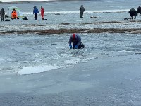 Сахалинские рыбаки выходят на лед Малого Буссе, несмотря на запреты МЧС, Фото: 1