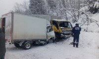 Один человек погиб и трое пострадали при лобовом столкновении грузовиков на юге Сахалина, Фото: 1