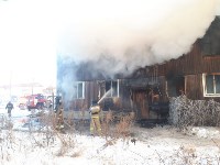 Двухэтажный дом горит в Смирных, Фото: 1