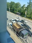 Неуправляемый самосвал подмял под себя легковушку в Южно-Сахалинске, Фото: 2