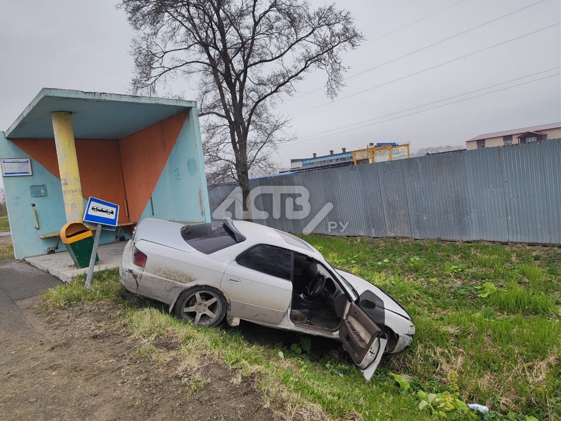 Автомобиль едва не врезался в бетонную остановку в Южно-Сахалинске -  водителя спас знак - Новости Сахалинской области. Происшествия –  Фотогалерея, фото 1 - ASTV.ru