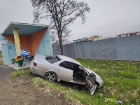 Автомобиль едва не врезался в бетонную остановку в Южно-Сахалинске, Фото: 1