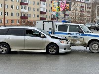 Универсал врезался в полицейский автомобиль в Южно-Сахалинске, Фото: 4
