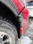 В Южно-Сахалинске автомобиль повредил бампер, проезжая через повреждённую ливнёвку, Фото: 1