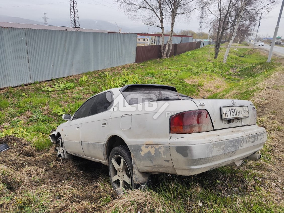 Автомобиль едва не врезался в бетонную остановку в Южно-Сахалинске -  водителя спас знак - Новости Сахалинской области. Происшествия –  Фотогалерея, фото 3 - ASTV.ru