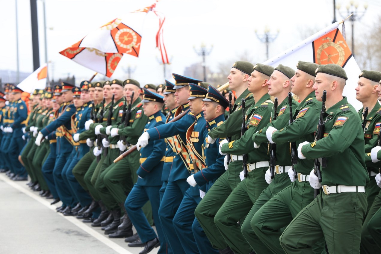 Военный парад на Сахалине собрал несколько тысяч зрителей - Новости Южно  Сахалинска – Фотогалерея, фото 4 - ASTV.ru