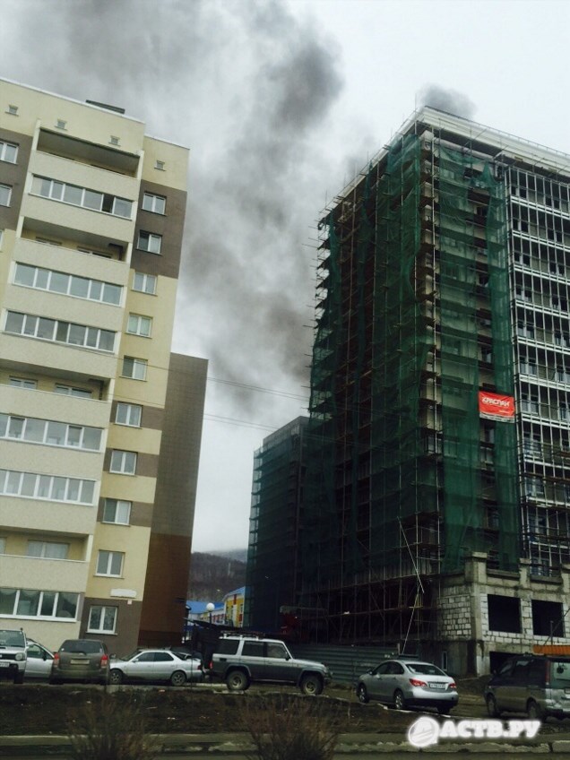 Недостроенная многоэтажка загорелась в Южно-Сахалинске