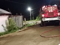 Огонь мог перекинуться на котельную: в Первомайске горел расселённый дом, Фото: 3