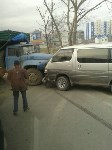 ЗИЛ и микроавтобус столкнулись в Южно-Сахалинске, Фото: 2
