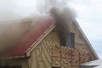Здание с кафе и жилой дом загорелись в Курильске, Фото: 2
