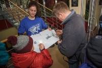 За автографами к хоккеистам «Сахалина» выстроилась очередь в 150 человек, Фото: 1